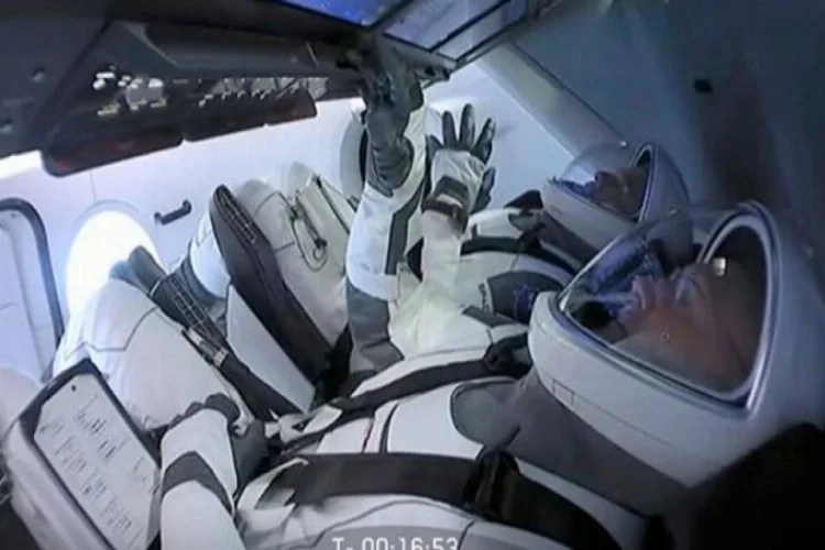 SpaceX'in astronotlu uzay yolculuğu ertelendi!