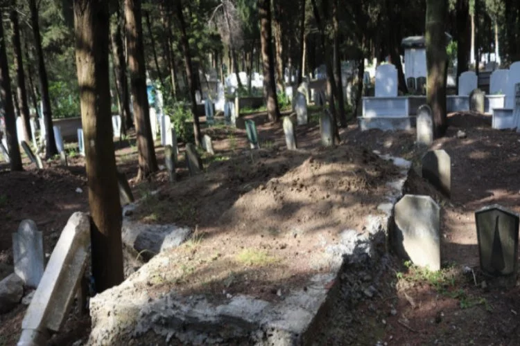 Bursa'da geceleri mezarları tek tek çimentoyla kapatıyor!
