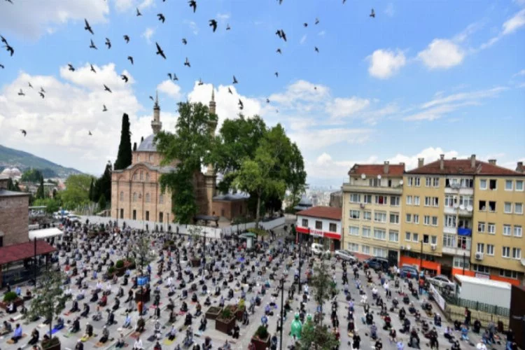 Bursa'da restorasyonu bitmeyen camide vatandaşlar cumayı meydanda kıldı