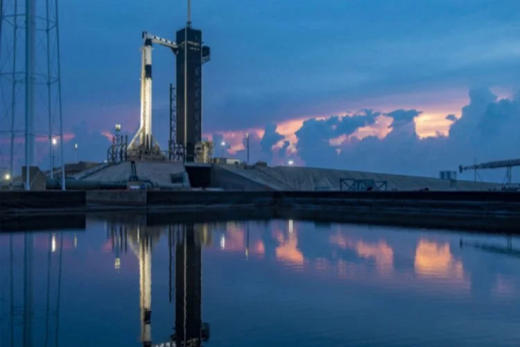 Tarihi anlar! SpaceX'in ilk insanlı uzay mekiği fırlatıldı...