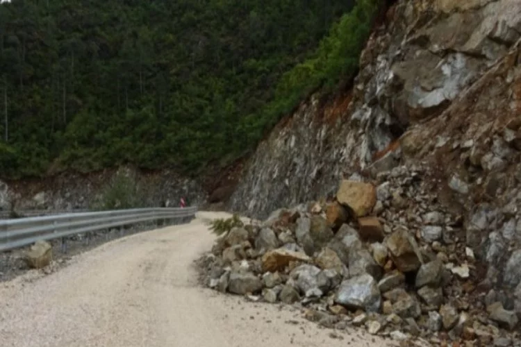 Bursa'da kayaların düştüğü yolda sürücüler büyük korku yaşıyor