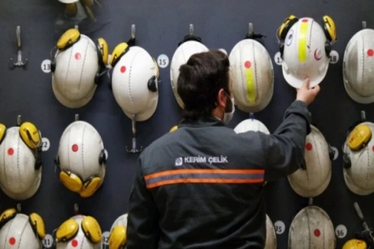 Bursa'daki fabrikada sosyal mesafe ihlaline karşı alarmlı baret