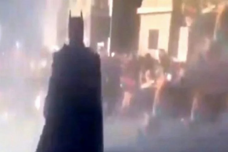 Film sahnesi değil! "Batman" protesto gösterilerinde sokağa indi