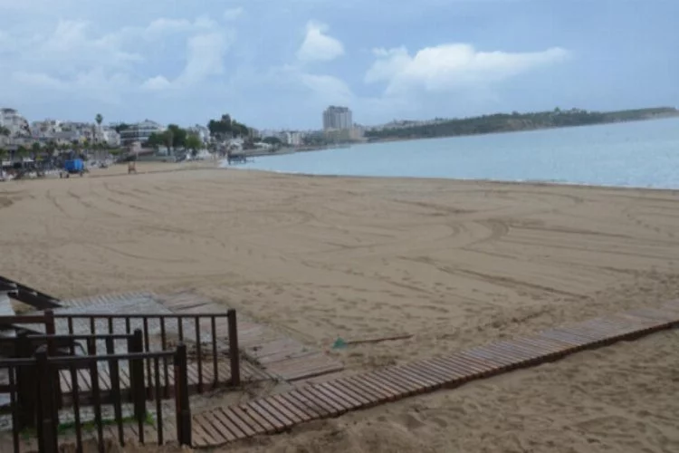 Plajlar yağış nedeniyle yine boş kaldı