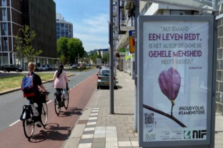 Hollanda'da halka Kur'an-ı Kerim'den ayet ile destek