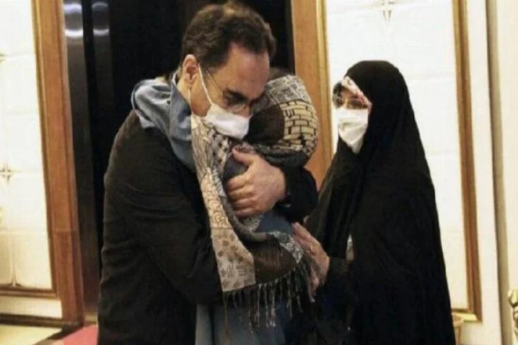 İranlı profesör Tahran'a döndü! 3 yıl sonra ailesiyle buluştu