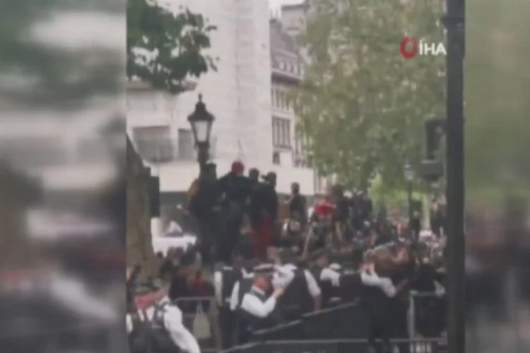 Londra'daki protestolarda polis şiddeti
