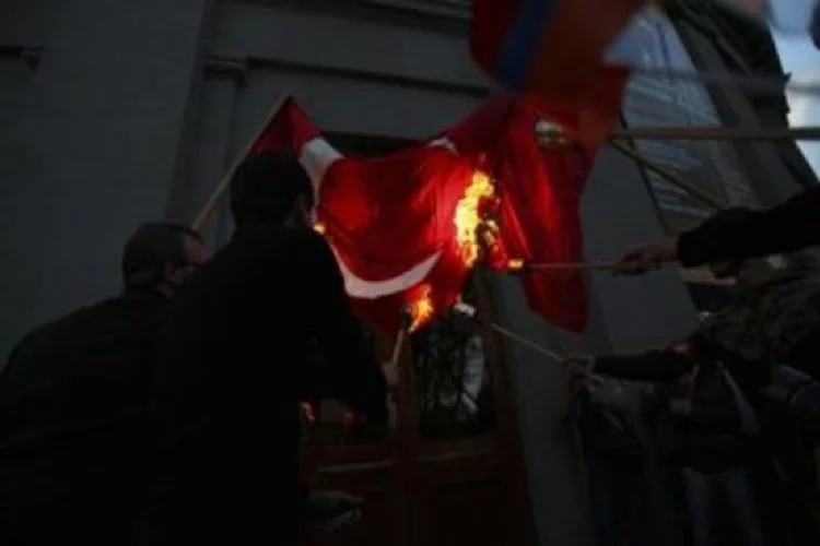 Türk Bayrağı'nı yaktılar