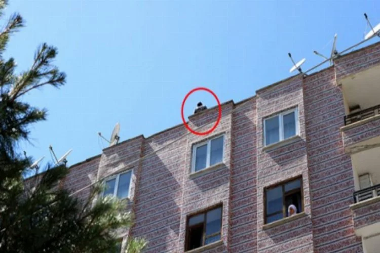 Çocuğunu göremediğini söyleyen baba, 7 katlı binanın çatısını çıktı