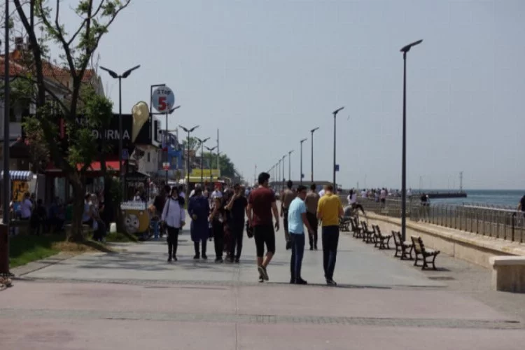 Bursa'da vatandaşlar kısıtlama iptalinin ardından sahil şeritlerinde yoğunluk oluşturdu