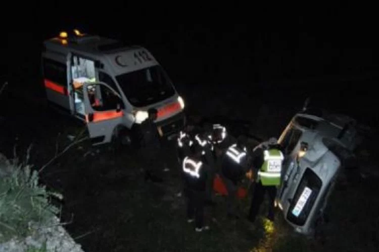 Minibüs şarampole yuvarlandı:2 ölü