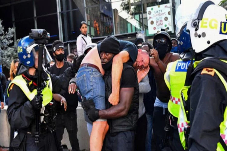 Dünya bu fotoğrafı konuşuyor! Kendilerini protesto eden "aşırı sağcı"nın yardımına koştu!