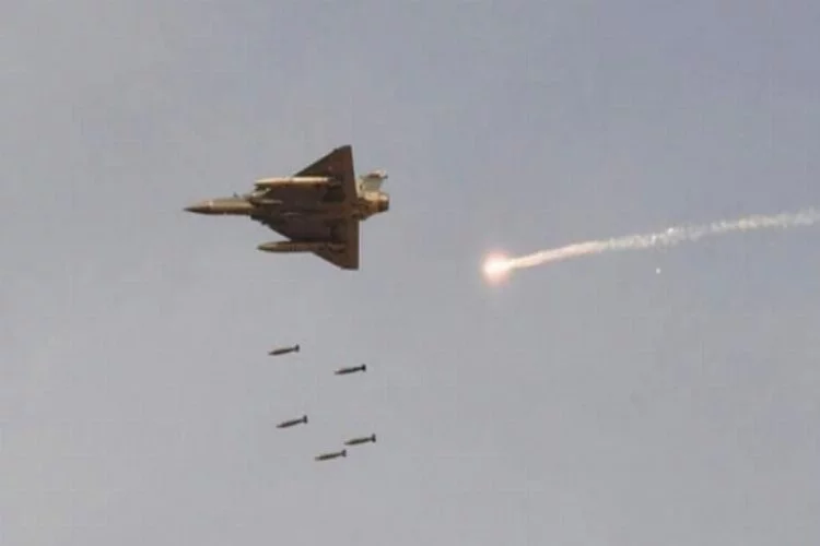 Endonezya'da askeri savaş uçağı düştü