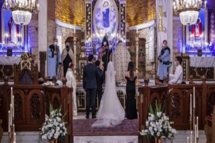 Sosyal mesafeli, maskeli ilk kilise düğünü yapıldı