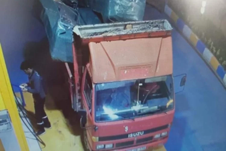 Bursa'da çalıntı kamyonetle mobilya çaldılar!