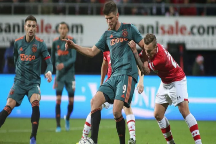 Ajax, 36 yaşındaki Klaas-Jan Huntelaar'ın sözleşmesini uzattı