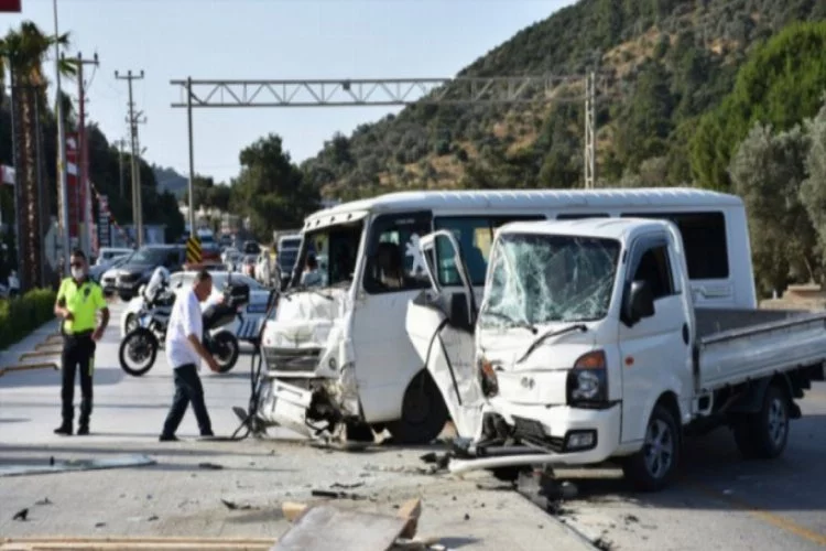 İşçileri taşıyan minibüsle kamyonet çarpıştı: 8 yaralı
