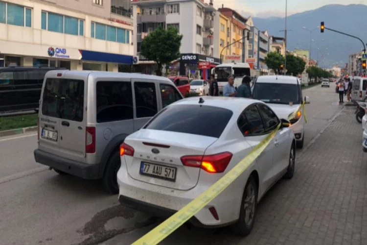 Bursa'da alacaklı oldukları kişiyi kaçıramayınca otomobilini gasp ettiler!