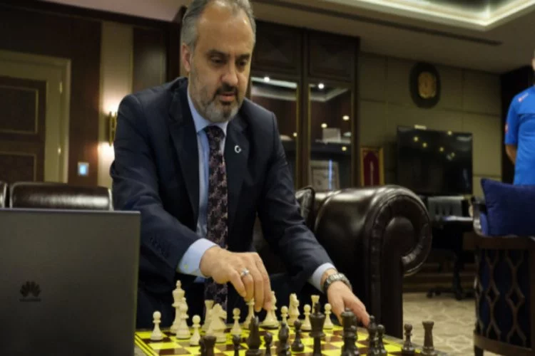 Bursa'da online turnuvada ilk hamle Başkan Aktaş'tan
