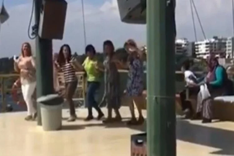 Tekne turundaki kadınlar sosyal mesafeyi hiçe sayıp halay çekti
