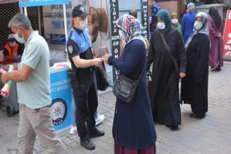 Bursa Mustafakemalpaşa'da polisler dolandırıcılığa karşı vatandaşlara broşür dağıttı
