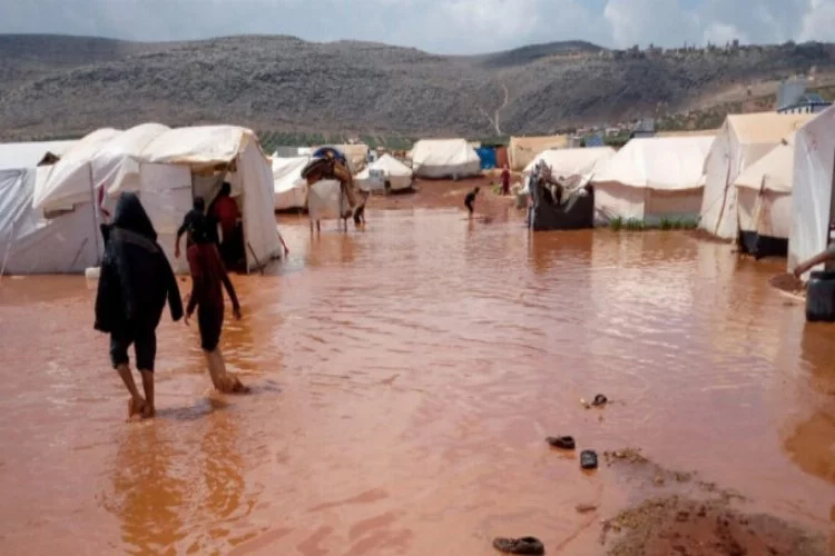 İdlib'de mülteci kamplarını sel ve fırtına vurdu, 3 çocuk öldü!