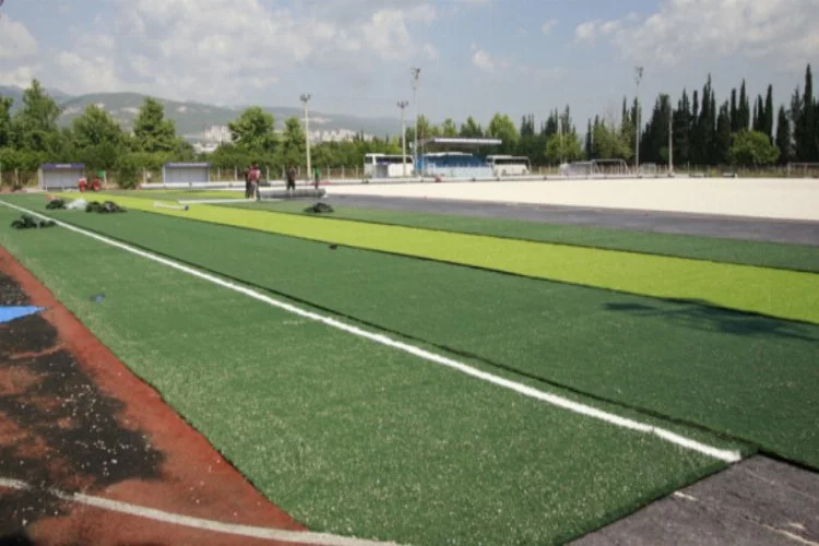 Bursa Orhangazi'de Başkan Aydın futbol sahaları çalışmalarını yerinde inceledi