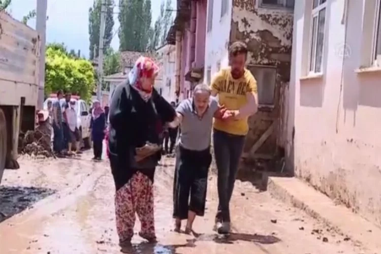 Bursa'da sel bölgesinde çalışan ekipler engelli vatandaşı kucağında taşıdı