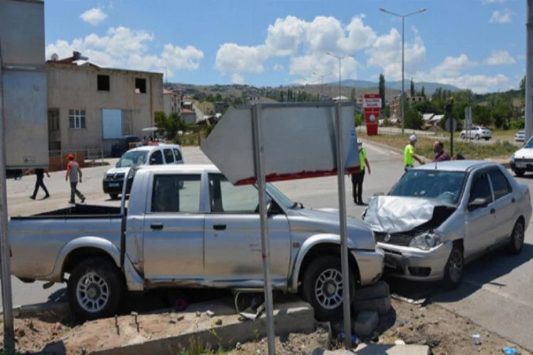 Otomobille kamyonet çarpıştı: 8 Yaralı