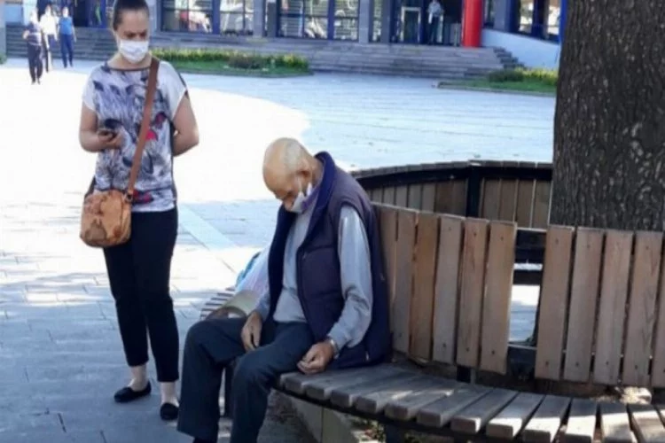 Bankta oturan yaşlı adam kalp krizi geçirdi, vatandaşlar büyük panik yaşadı!