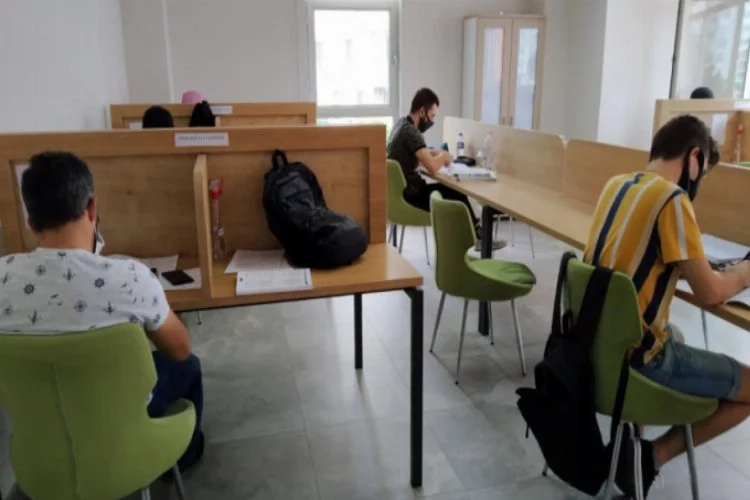 Bursa'da öğrenciler sınava Bilgi Evleri'nde hazırlandı
