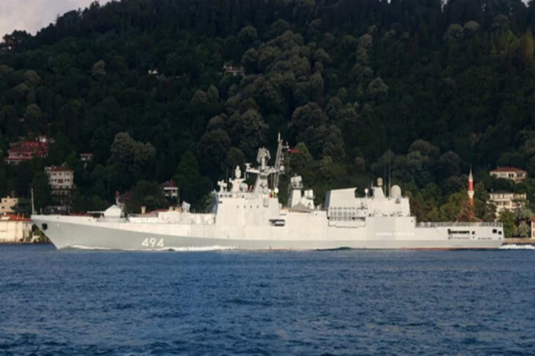 Rus savaş gemisi Boğaz'ı geçti!