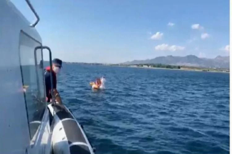 Denizde sürüklenen iki çocuğu Sahil Güvenlik kurtardı