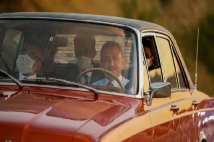 Cumhurbaşkanı Yardımcısı Oktay, hemşehrisinin klasik otomobilini kullandı