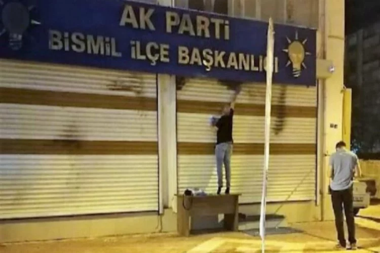 AK Parti İlçe Başkanlığı'na saldırı!