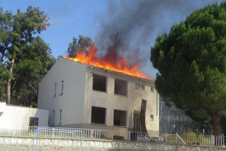 Okul çatısında korkutan yangın!