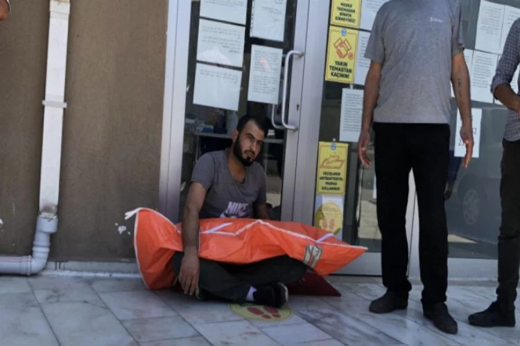 Bursa'da oğlunun cansız bedeniyle sokakta oturdu!