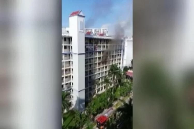 Singapur'da çok katlı binada yangın