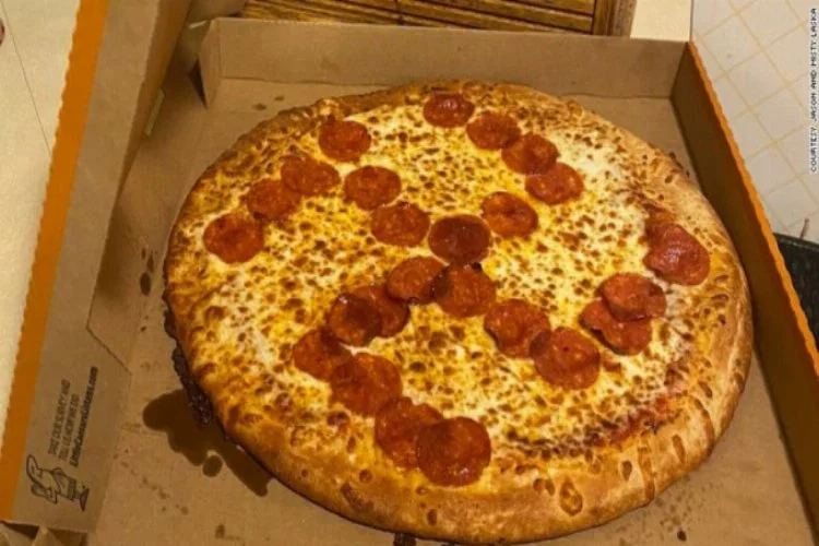 'Nasyonel sosyalist pizza' iki kişinin kovulmasına sebep oldu!