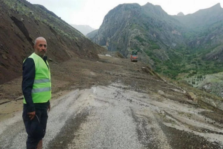 Erzincan'da sağanak yağış sel ve heyelana neden oldu