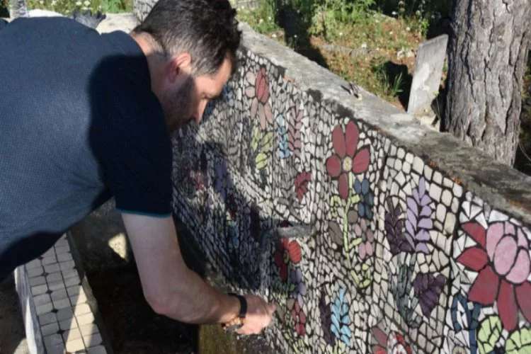Bursa'da kadınlardan hayrat çeşmelerine mozaik işlemesi