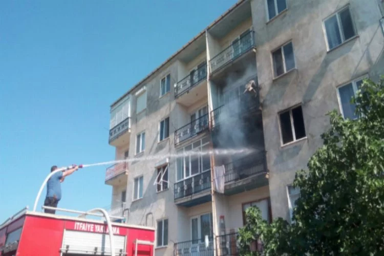 Bursa'da oturduğu daireyi ateşe verdi!