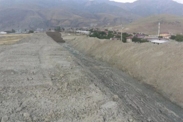 Erzincan'da dere taştı: Yol ulaşıma kapandı