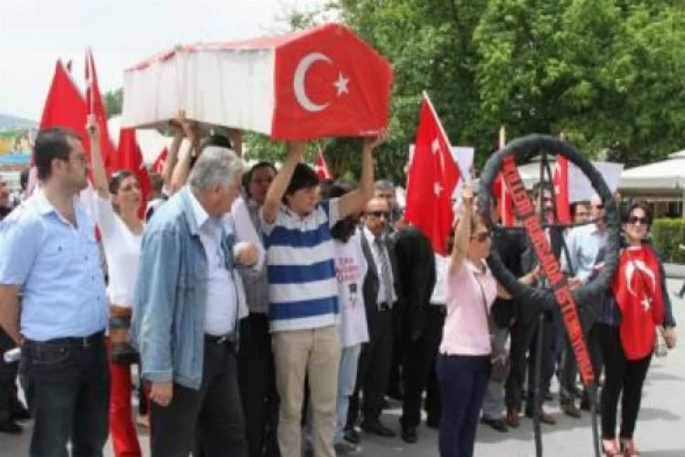Akil İnsanlar'a Bursa'da tabutlu protesto
