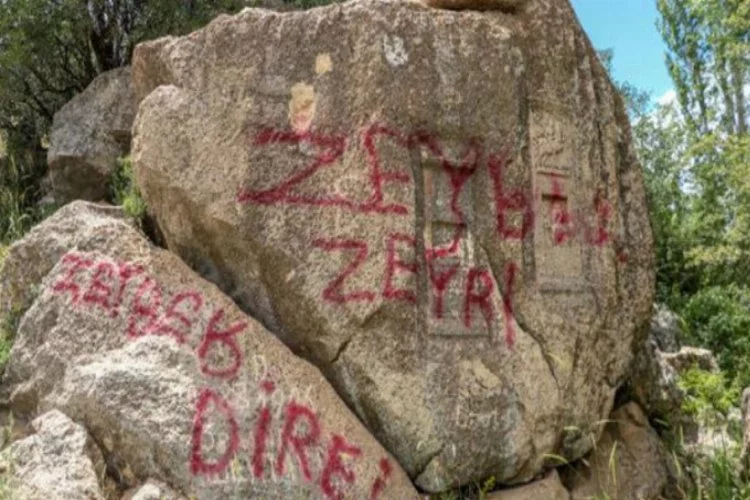 Defineciler 2 bin yıllık kaya mezarları parçaladı