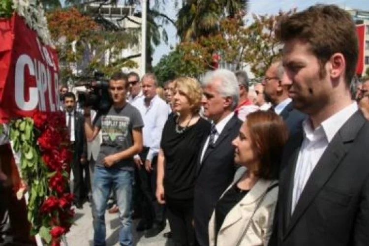 CHP’liler Atatürk Anıtı’na çelenk bıraktı