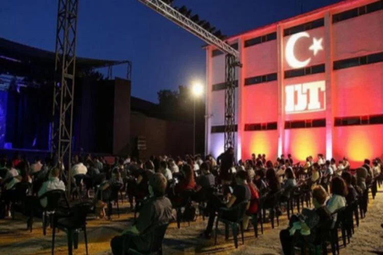 Açık havada tiyatro 'Türkiye Kayası' oyunuyla devam ediyor