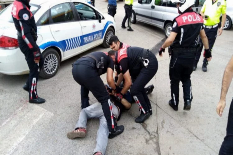 Bursa'da polise direnip motosikleti kaçırmaya çalışan sürücü ve yakınına gözaltı