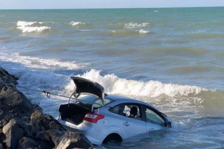 Korku dolu anlar! Otomobil denize uçtu