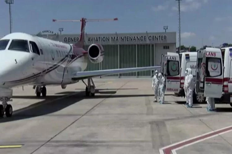 Koronavirüs hastalarını getiren ambulans uçak Atatürk Havalimanı'na indi